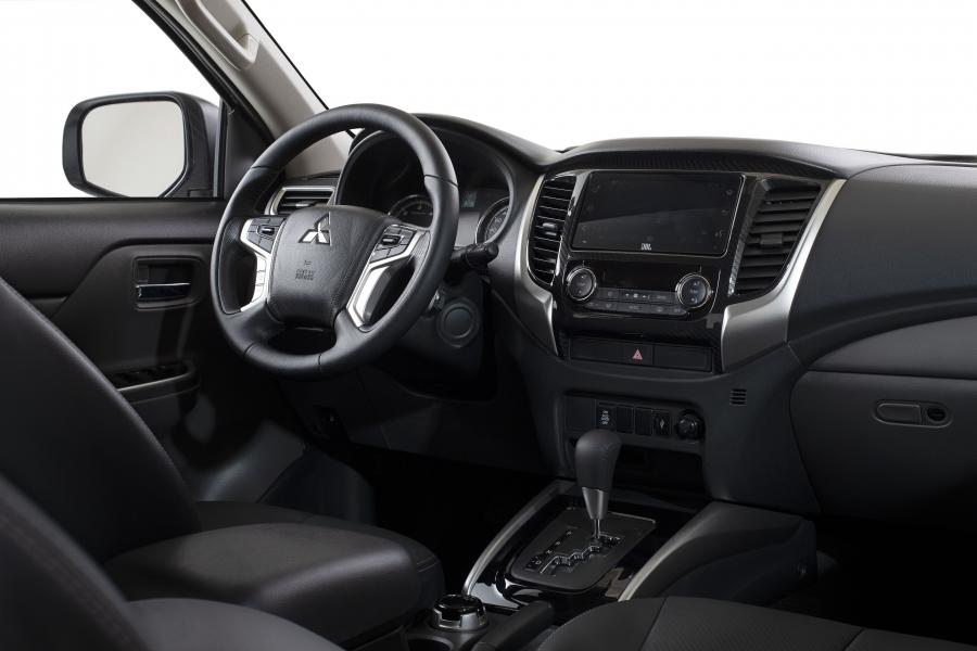 Интерьер Mitsubishi L200 Triton HPE-S Outdoor 2020 года  (LA) (фото 17 из 18)